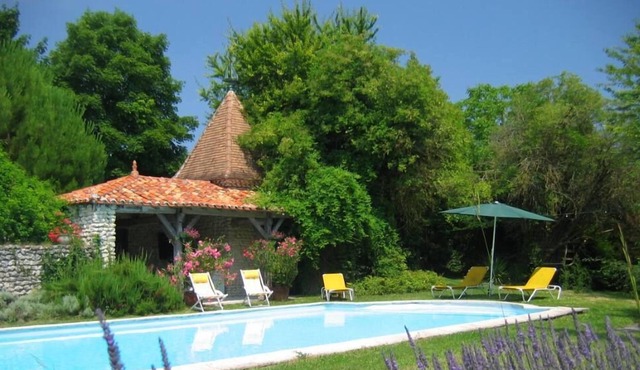 Enchanting setting, large swimming pool and spa. King size beds