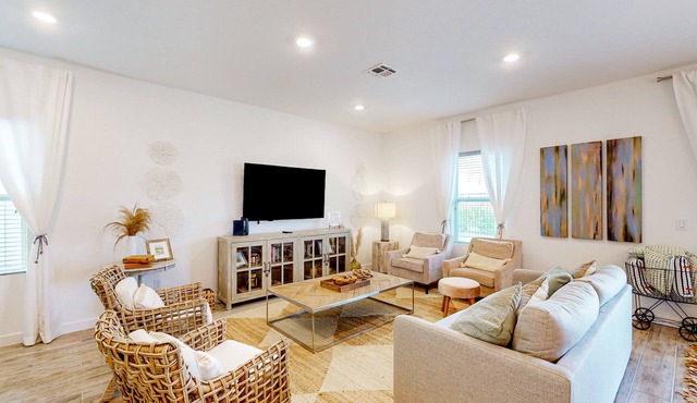 Enchanting & sun-soaked getaway with tennis court, generous patio, AC, & W/D