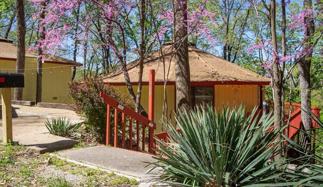 Enchanting treehouse-themed round house near Tablerock Lake and Eureka Springs