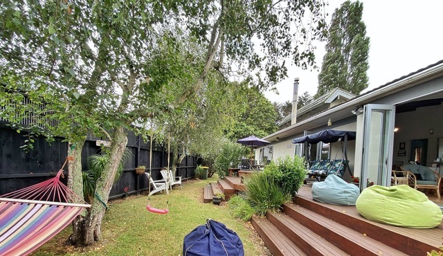 Enchantingly peaceful bach near the beach