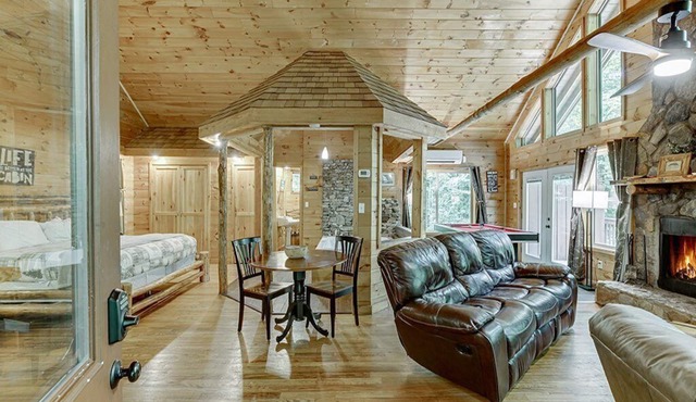 Enchantment – Romantic Cabin for Two with Indoor Spa, Jacuzzi & Fire Pit