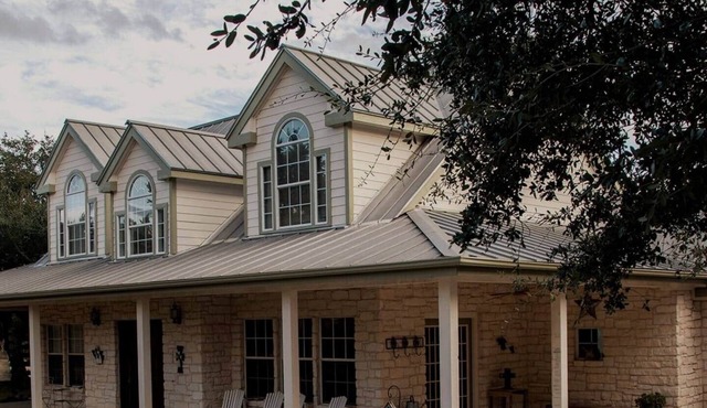 Encino Viejo (Old Oak)-Ranch Style Home on 5 Acres