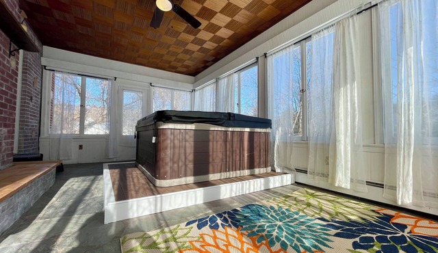 Enclosed Hot Tub, King Bed, 3 bdrm, close to town