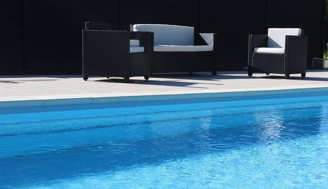 Enclosed swimming pool area heated from May to October at 28 °, Park and relaxation area.