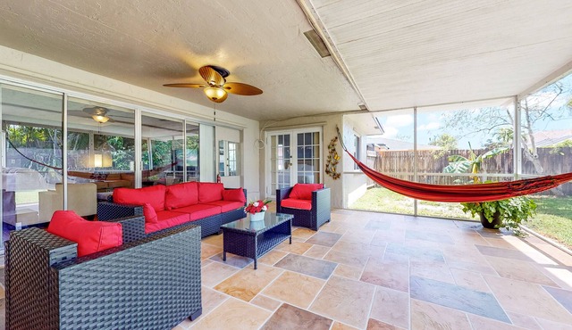 Enclosed Yard, Covered Porch, & Foosball - Dogs ok