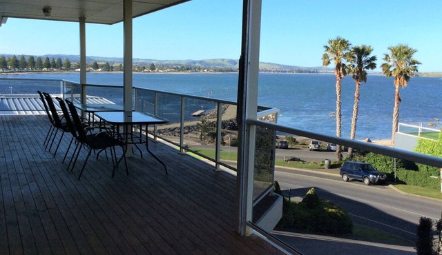 Encounter the View - stunning panoramic ocean views (No schoolies)