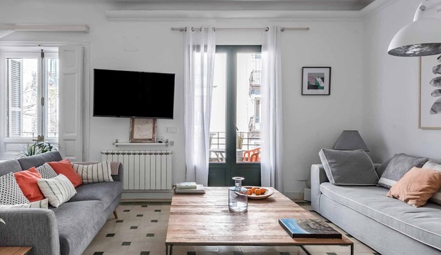 Encuentra la Calma en Este Piso Renovado en el Centro de Madrid