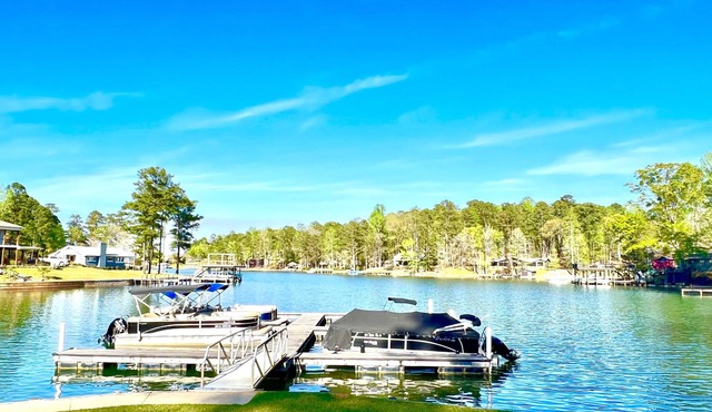 END OF THE LINE - Lake Martin views- Sleeps 12
