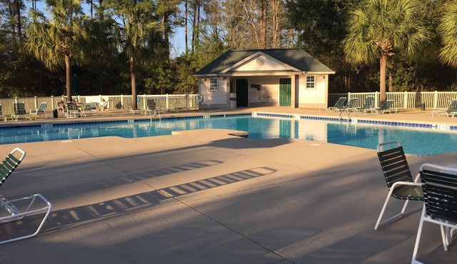 End Unit! 5 min to Beach. Steps from Pool/Jacuzzi and Golf Close to Dining. WiFi