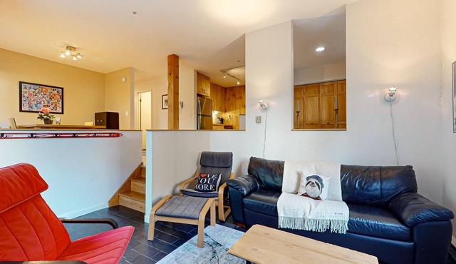 End-unit condo w/fireplace, pool, sauna, tennis, deck, ski locker, w/d