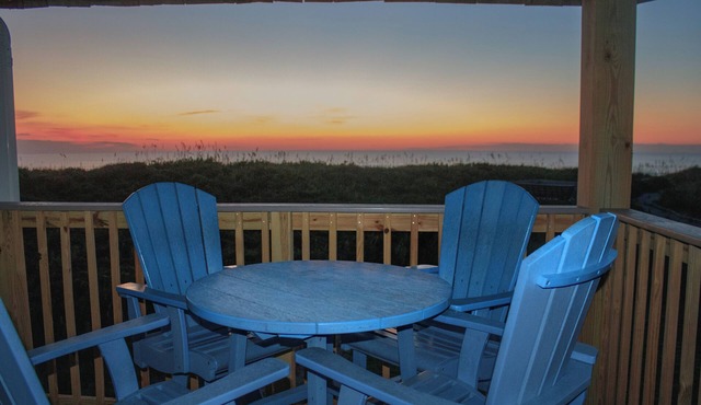 End Unit Oceanfront condo 2 min to beach 1.5 if you run THAT VIEW THOUGH!