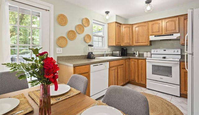 End Unit Townhome with in No VA, 40 Mins to DC, Pets OK