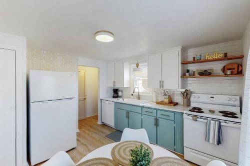 End Zone Escape-Light and Bright HOF Village Home