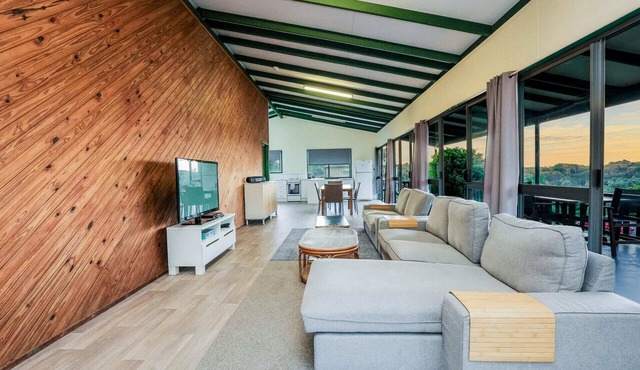 Endeavour: Stunning Ocean & 1770 Headland Views