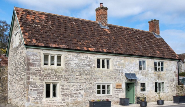 ENDERLEY, pet friendly, character holiday cottage in Salisbury