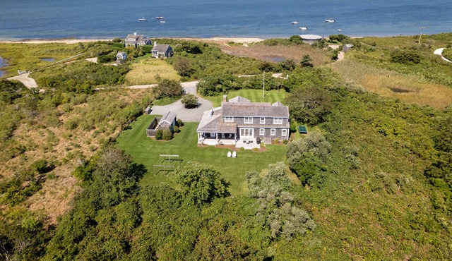 Endless harbor views with water access - 2 min walk to beach!