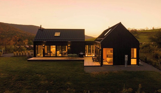 Endless Meadow House: Sweeping Views | Scandi