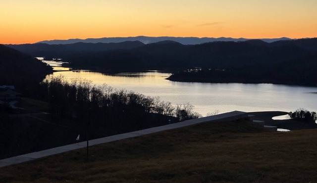 Endless Norris Sunsets lakeview home with covered single boat slip Pet friendly!