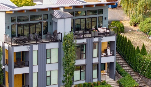 Endless River Views, 1 Block to Downtown