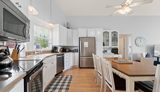 "Endless Summer” cozy, contemporary home on Dallas Lake, Wolcottville