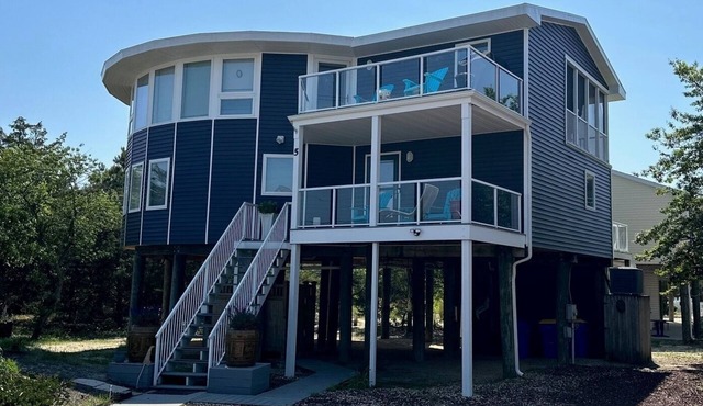 ENDLESS SUMMER ESCAPE - Unique Round Beach house 3BD, 2.5 BA - Sleeps 10 - Dog Friendly