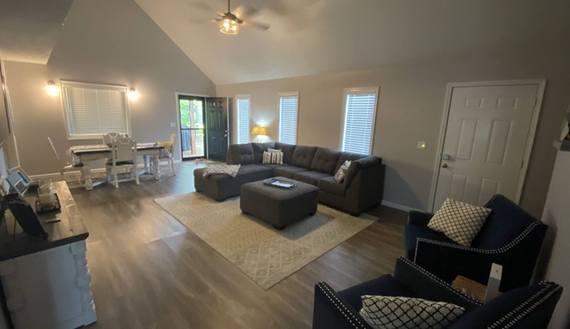 Endless Summer Getaway - 1 mile away from Jamestown Marina!