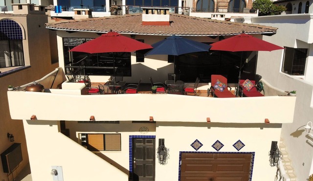 Endless Summer Villa with Surfboards/SUPs/Kayaks/Bodyboards