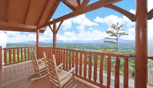 Endless Views: Amazing Views + Hot Tub + Pool Table