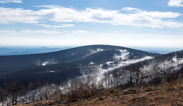 ENDLESS VIEWS, mountain top condo, new wraparound deck, wood burning fireplace