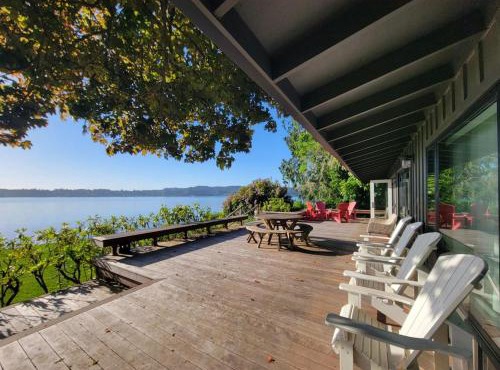 Enetai Beach House with dock and Hot Tub