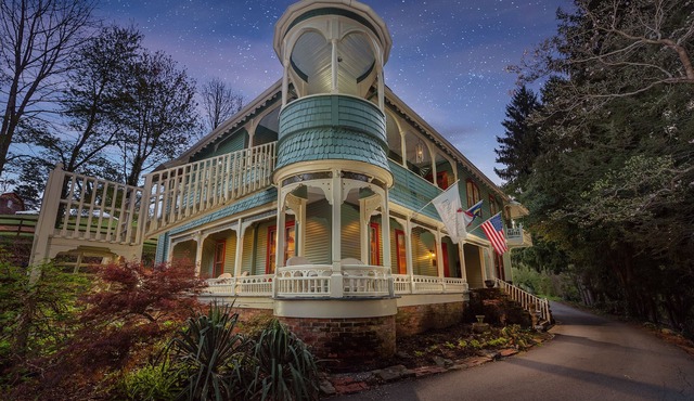 Engadine Inn & Cabins