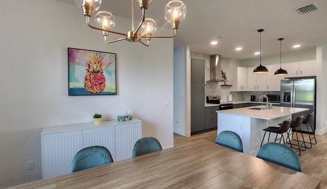 Englewood Azure, 4br house, heated pool&hot tub, office, internet, 8 mi to beach