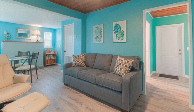 Englewood Cottage - 2 Bedrooms - 5 minutes from beach!