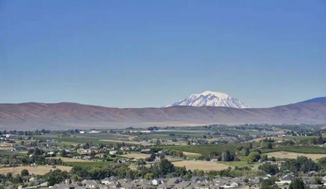 Englewood Crest Nest. nLarge home with amazing views of entire valley!