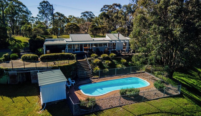 Englewood Ridge, country house in the vines on 25 acres. Pet Friendly