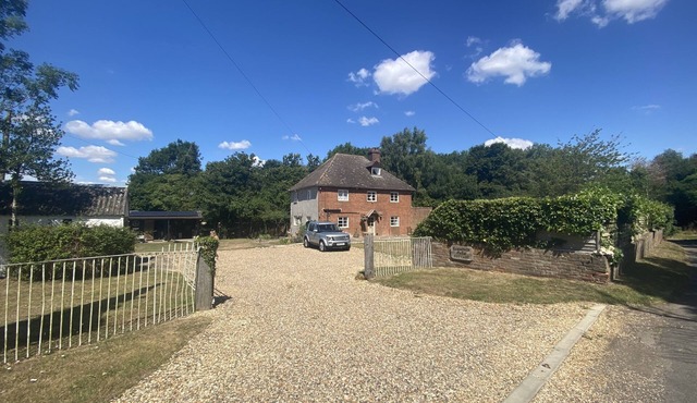 English Country House. Amazing views. 40 mins from central London.