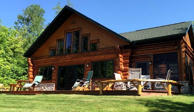 English Lake Escape -Custom Waterfront Log Cabin in Chequamegon National Forest