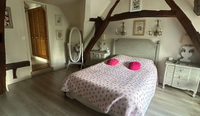 'English Roses' Guest Room with Private Pool, Shared Garden, and Wi-Fi