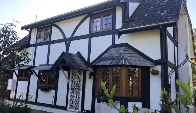 ENGLISH STYLE COTTAGE 400M WALK FROM GALLERY WALK!