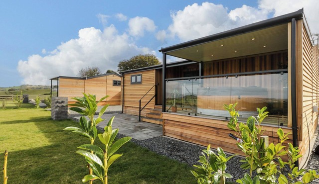 ENIA (LODGE 2), pet friendly, with hot tub in Corwen