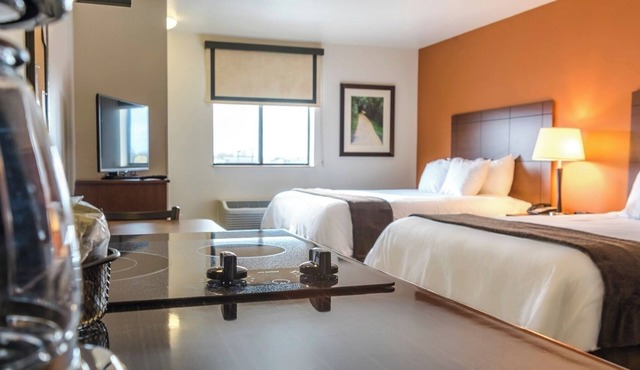 Enjoy 2 Twin Units w/2 Queen Beds Each – Minutes to Omaha Zoo, Parks & Dining