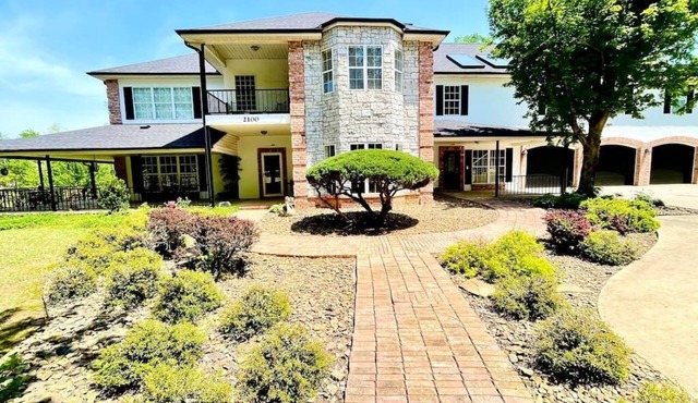 Enjoy 3 King beds with ensuite baths, 8 total beds