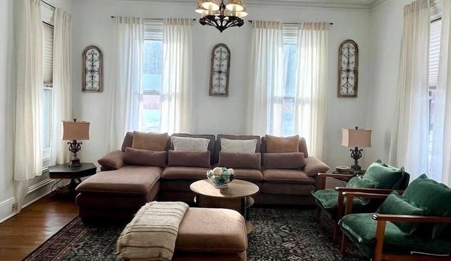 Enjoy 6 comfy beds, a mini‑bar, a classic victrola, and a relaxing clawfoot tub.