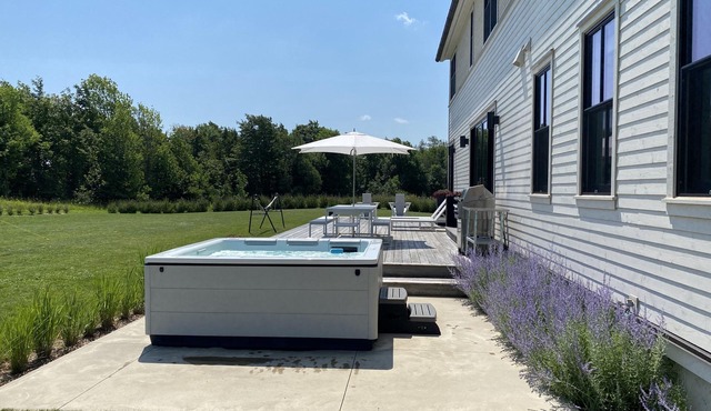 Enjoy a bespoke modern farmhouse with Bruce Trail hiking 2 min from Devils Glen!