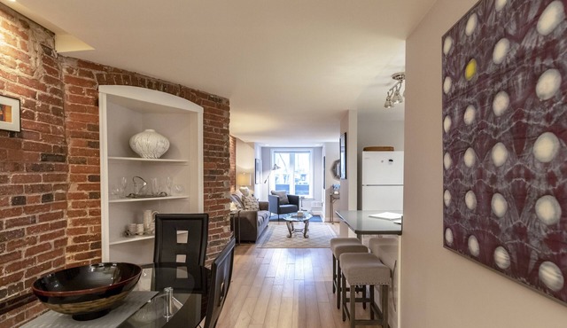 Enjoy a classic Capitol Hill experience just 5 blocks from the seat of power.