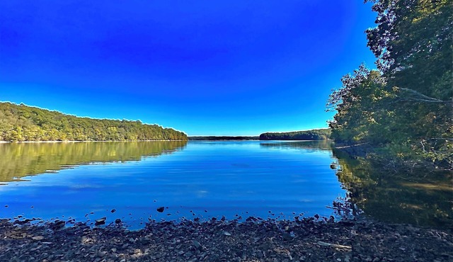 Enjoy a cozy getaway in a rustic log cabin on Kentucky Lake. With Hottub