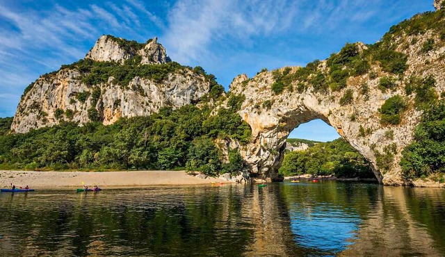 Enjoy a relaxing break close to nature in this mobile home.