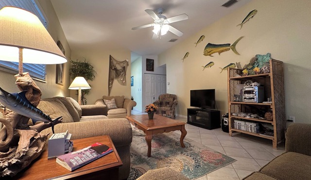 Enjoy a Fun in the Sun getaway 3 Bedroom House, Tiki Hut, Boat Ramp, & Dockage!