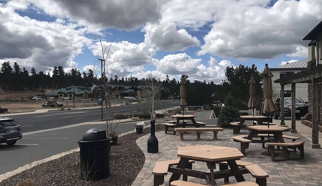 Enjoy a Hassle-Free and Suiting Stay! Free Parking, Outdoor Pool, Hot Tub