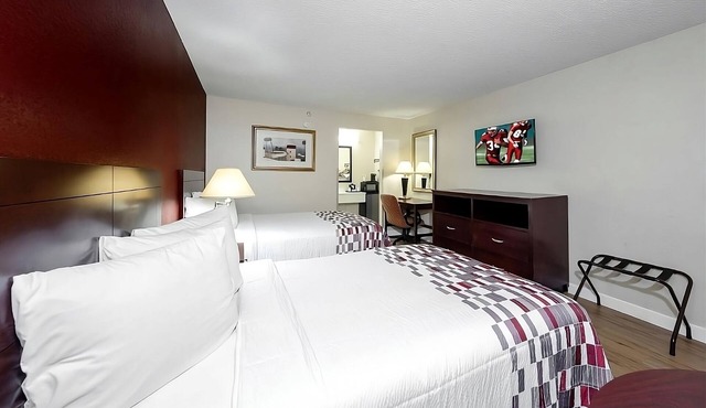 Enjoy a Hassle-Free and Suiting Stay! Pet-friendly, Outdoor Pool, Free Parking!